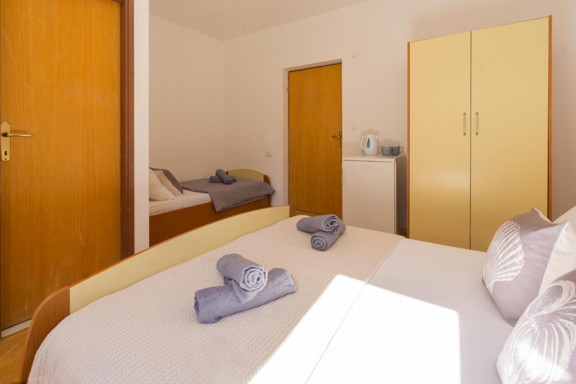 Apartment And Room Bacic Metajna Chambre photo